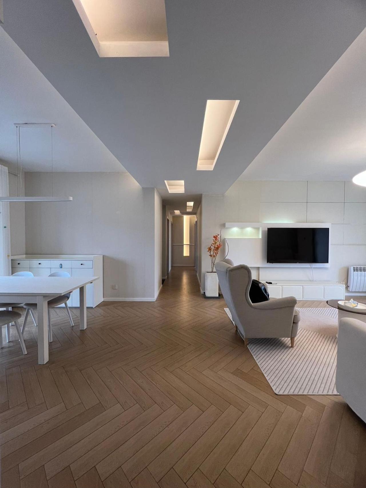 Jing'an Temple Designer Boutique Large Four Apartment *
